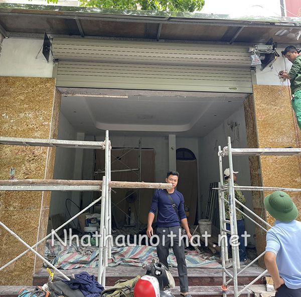 Cửa Cuốn Austdoor Giá Bao Nhiêu? Xem Ngay Mẫu Đẹp Chuẩn Hãng! lap dat cua cuon 10