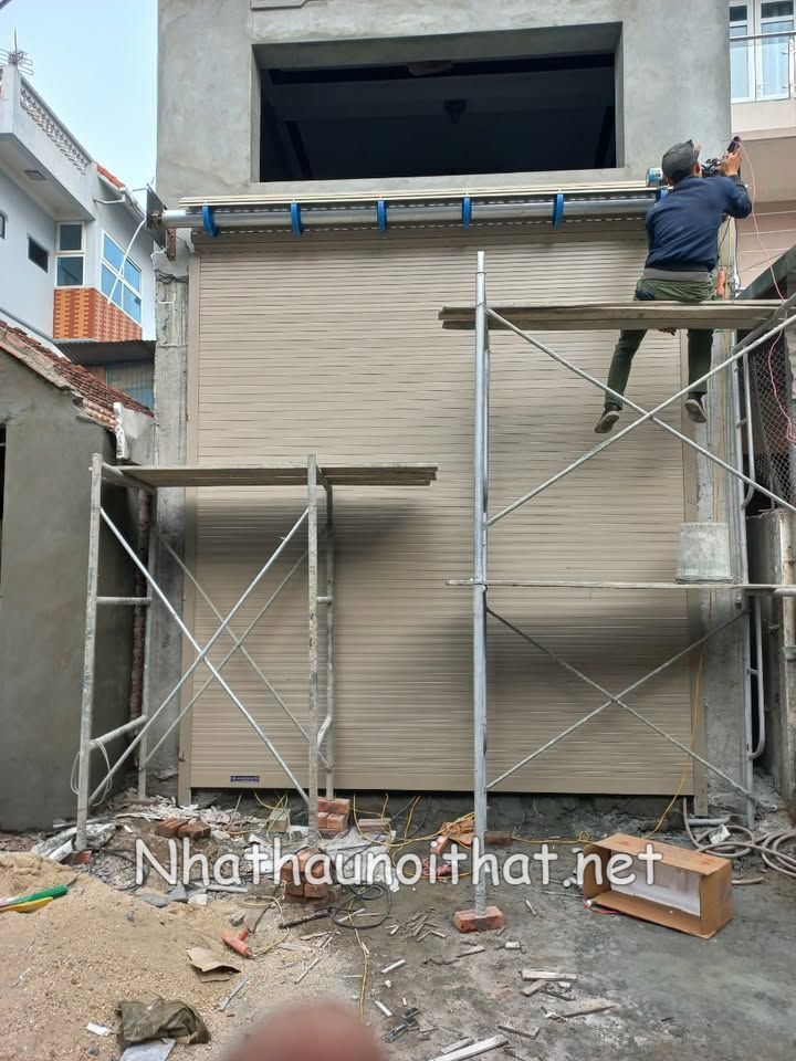 Cửa Cuốn Austdoor Giá Bao Nhiêu? Xem Ngay Mẫu Đẹp Chuẩn Hãng! lap dat cua cuon 14