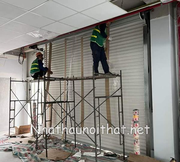 Báo Giá Cửa Cuốn Tự Động – Vận Hành Êm, Mẫu Đẹp, Giá Rẻ Bất Ngờ! lap dat cua cuon 6