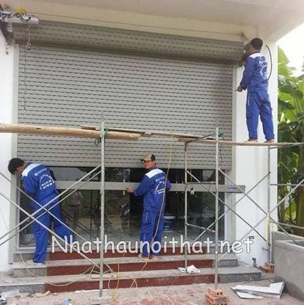 Báo Giá Cửa Cuốn Tự Động – Vận Hành Êm, Mẫu Đẹp, Giá Rẻ Bất Ngờ! lap dat cua cuon 7