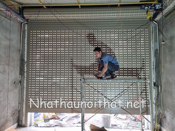 Báo Giá Cửa Cuốn Tự Động – Vận Hành Êm, Mẫu Đẹp, Giá Rẻ Bất Ngờ! lap dat cua cuon 9