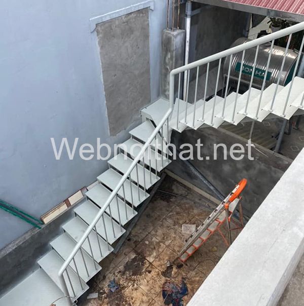 Cầu Thang Sắt Ngoài Trời Giá Bao Nhiêu? Khám Phá 50 Mẫu Đẹp Nhất Mẫu cầu thang sắt thoát hiểm