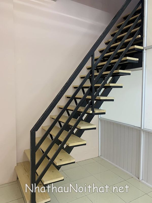 Top 50 Mẫu Cầu Thang Sắt Xương Cá Đẹp, Sang Trọng – Báo Giá Mới Nhất cau thang sat gac lung 39