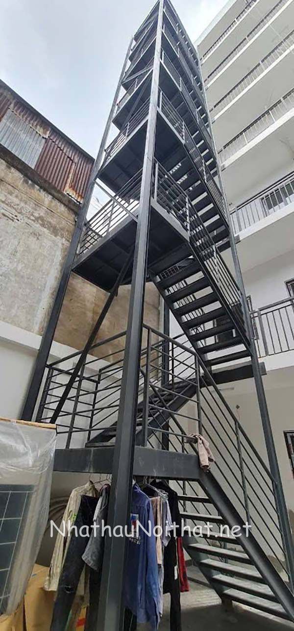 Cầu Thang Sắt Ngoài Trời Giá Bao Nhiêu? Khám Phá 50 Mẫu Đẹp Nhất cau thang sat ngoai troi 9