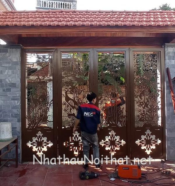 Gợi Ý 50 Mẫu Cửa Cổng Sắt CNC 4 Cánh Đẹp, Hiện Đại – Xem Ngay Báo Giá gia cong lap dat cua cong sat cnc 11