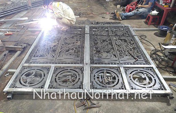 Gợi Ý 50 Mẫu Cửa Cổng Sắt CNC 4 Cánh Đẹp, Hiện Đại – Xem Ngay Báo Giá gia cong lap dat cua cong sat cnc 9