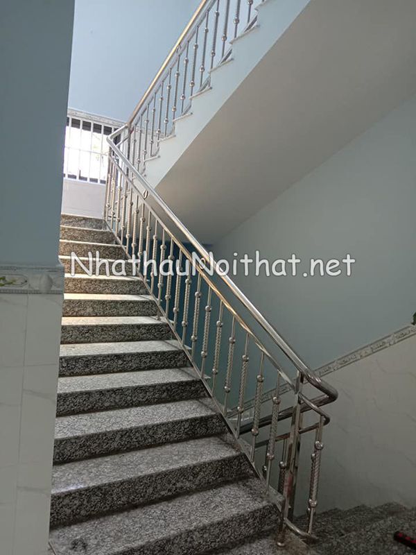 mau cau thang inox 18