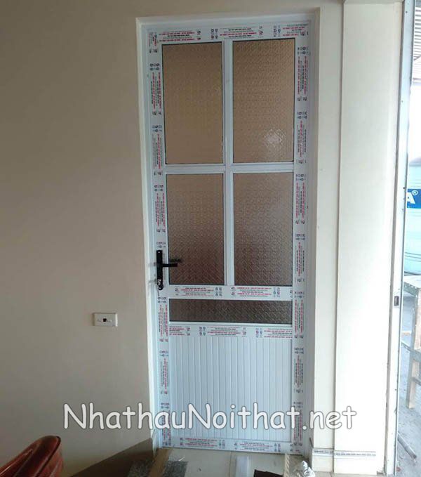 cua nhom nha ve sinh 1