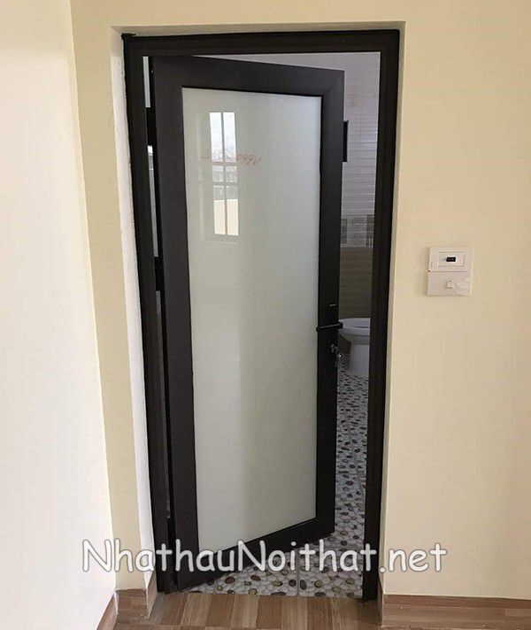 cua nhom nha ve sinh 10