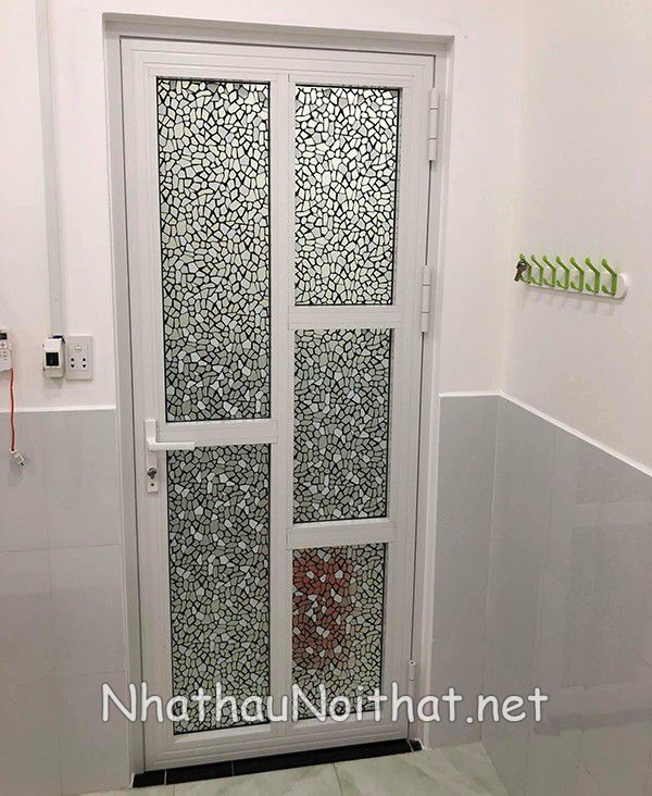 cua nhom nha ve sinh 11