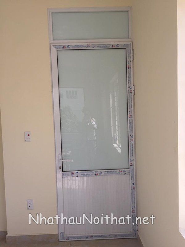 cua nhom nha ve sinh 20