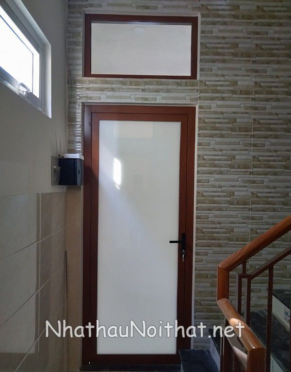 cua nhom nha ve sinh 4