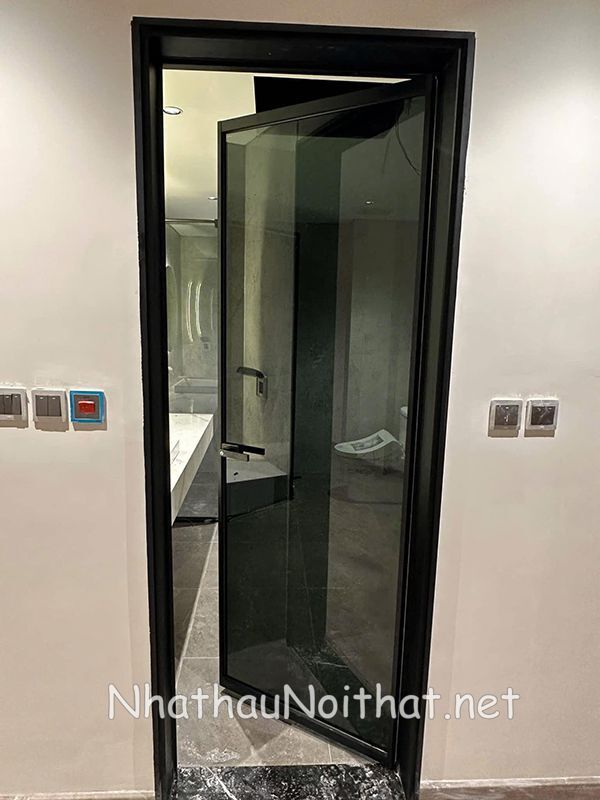 cua nhom nha ve sinh 32