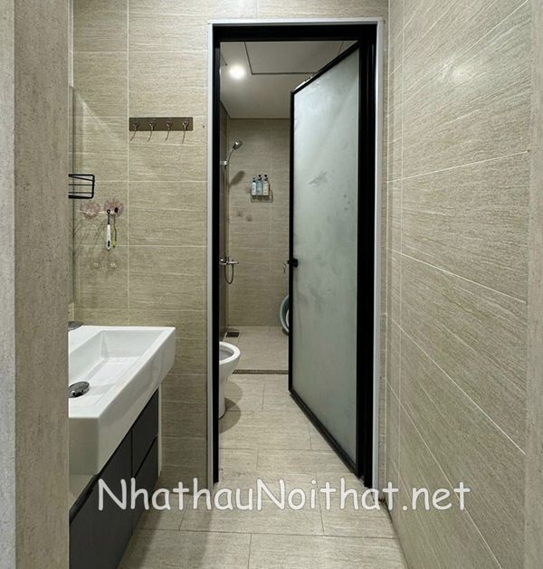 cua nhom nha ve sinh 33