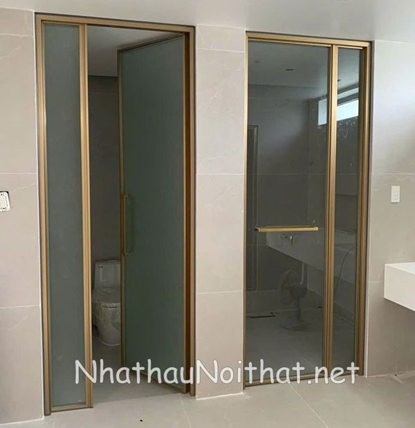 cua nhom nha ve sinh 36